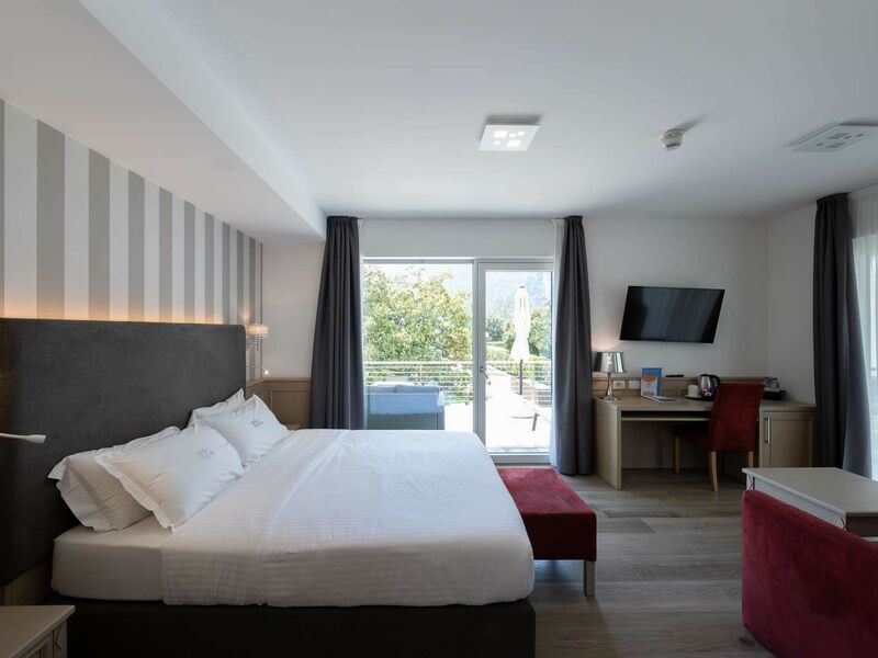 Junior Suite with lake view and terrace - Junior Suite with lake view and terrace