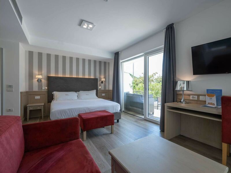 Junior Suite with lake view and terrace - Junior Suite with lake view and terrace