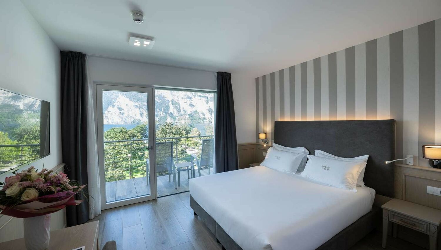 Deluxe Room with Balcony and Lake View - Deluxe Room with Balcony and Lake View