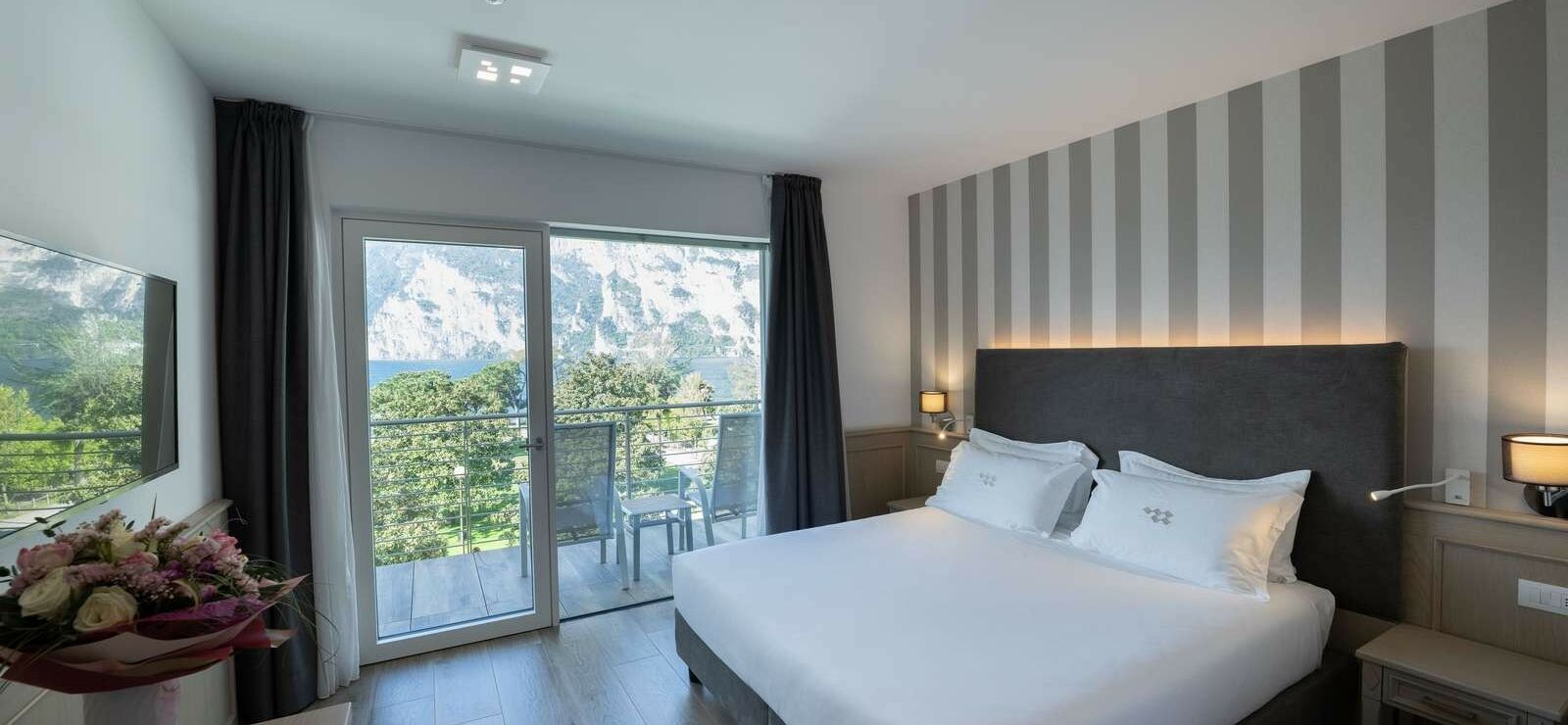 Deluxe Room with Balcony and Lake View