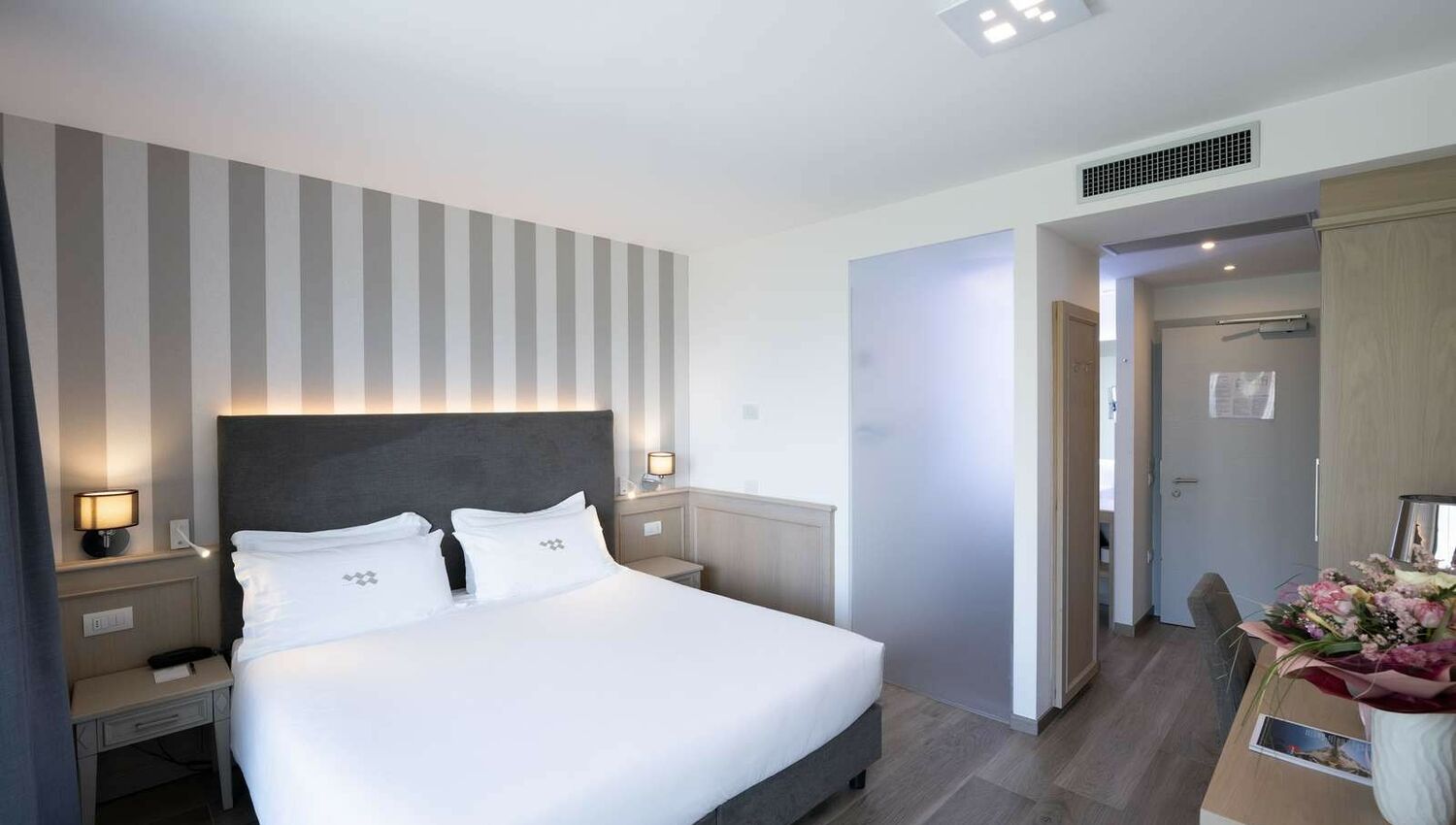 Deluxe Room with Balcony and Lake View - Deluxe Room with Balcony and Lake View