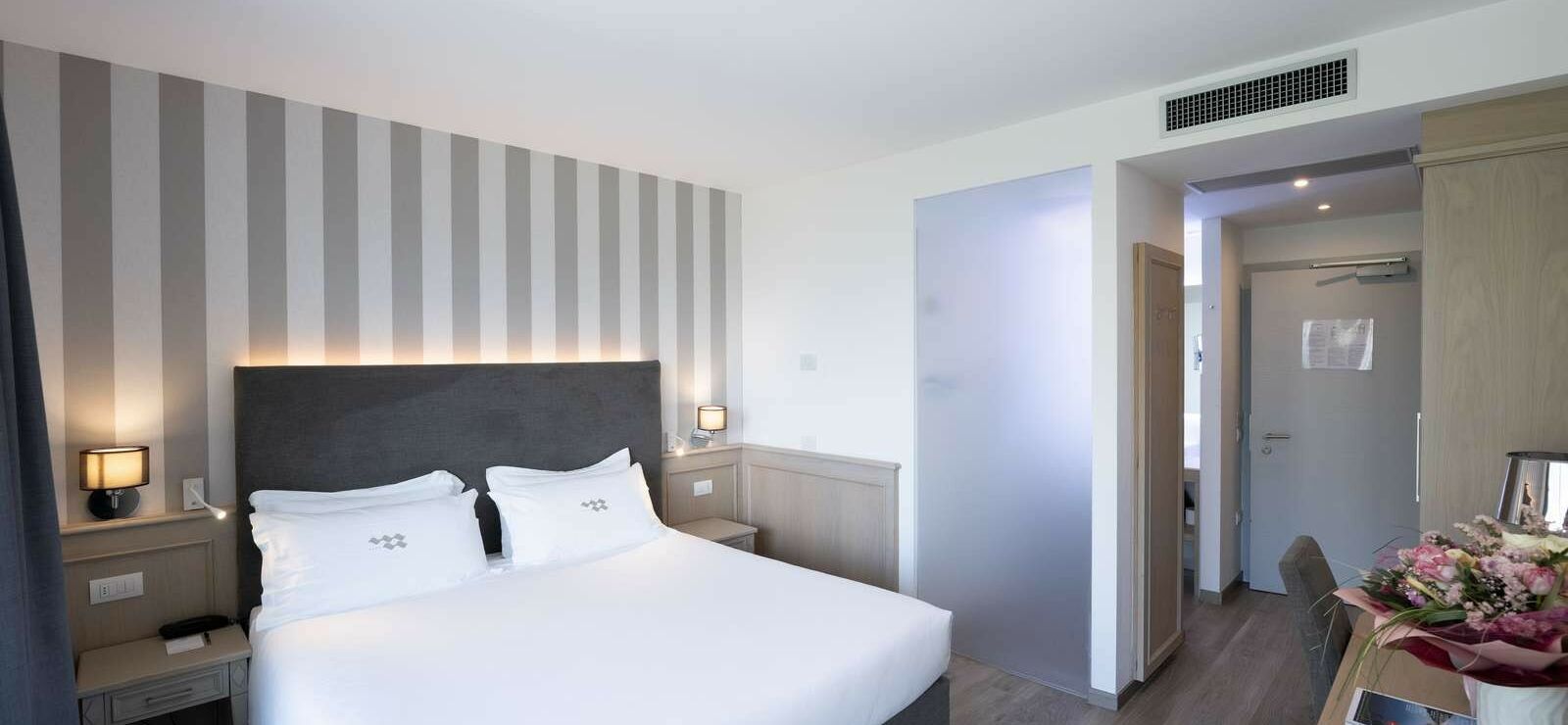 Deluxe Room with Balcony and Lake View