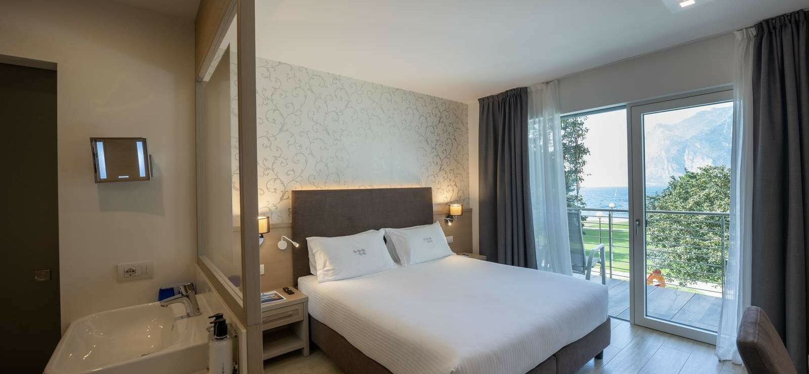 Deluxe Room with Balcony and Lake View