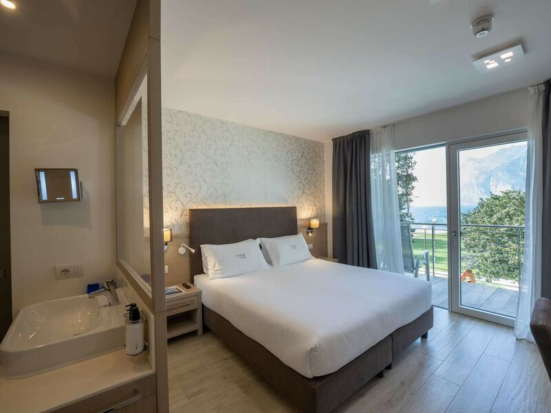Deluxe Room with Balcony and Lake View