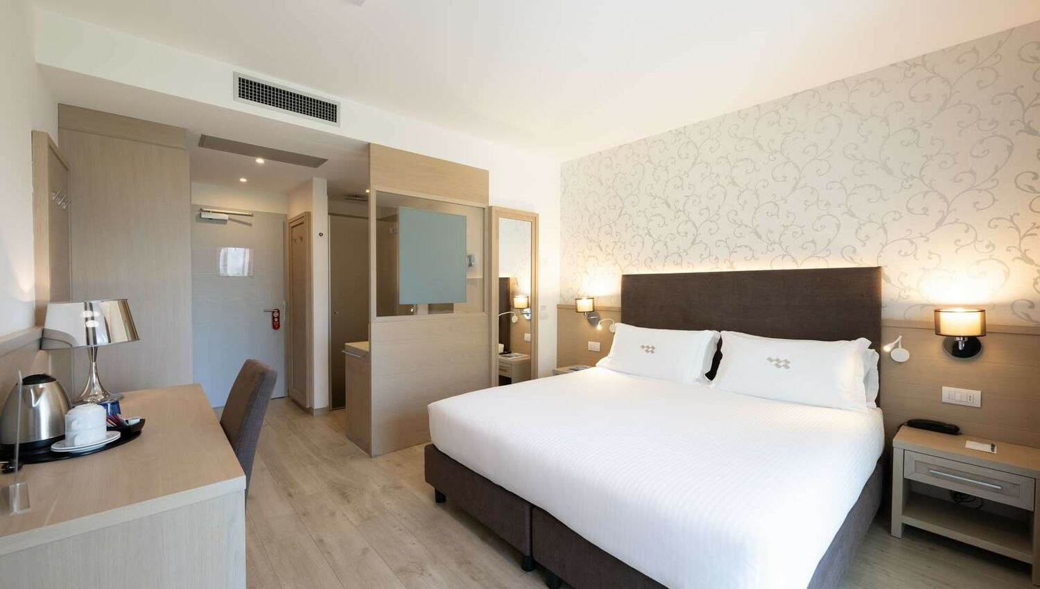 Deluxe Room with Balcony and Lake View - Deluxe Room with Balcony and Lake View
