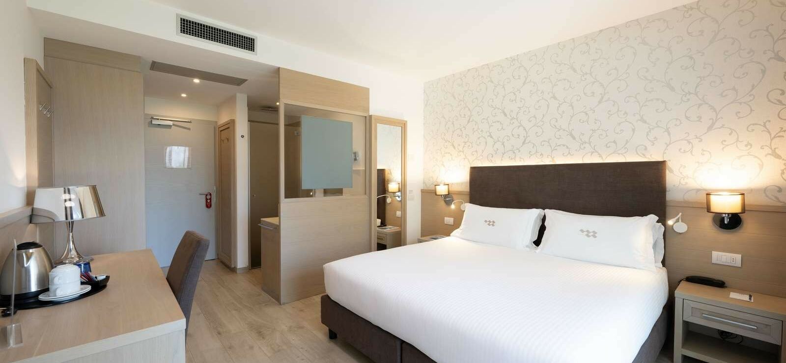 Deluxe Room with Balcony and Lake View