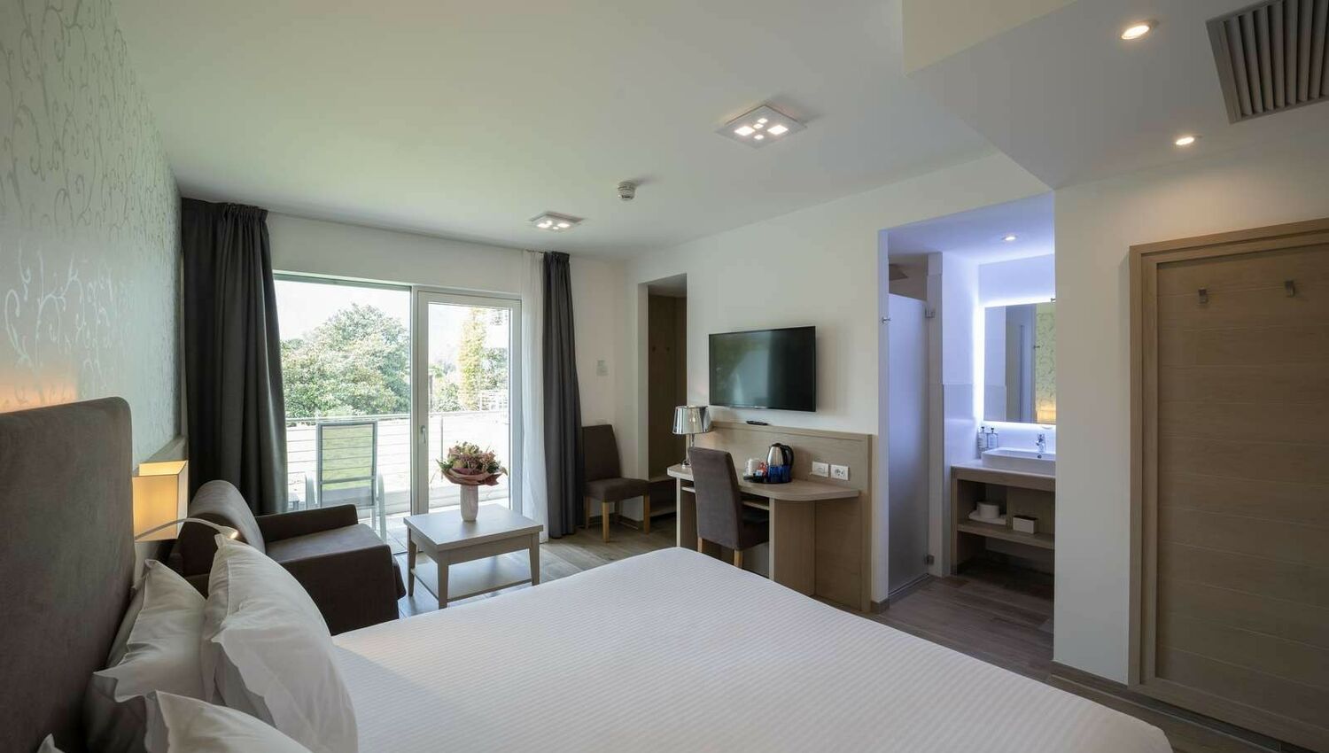 Deluxe Room with Balcony and Lake View - Deluxe Room with Balcony and Lake View