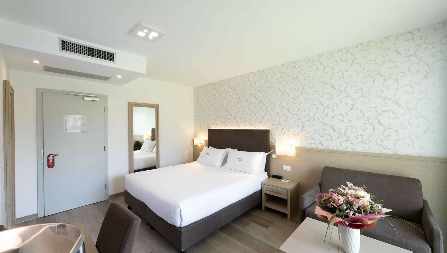 Deluxe Room with Balcony and Lake View - Deluxe Room with Balcony and Lake View