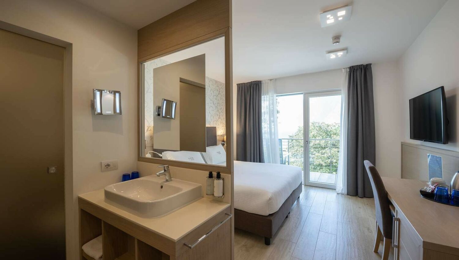 Deluxe Room with Balcony and Lake View - Deluxe Room with Balcony and Lake View