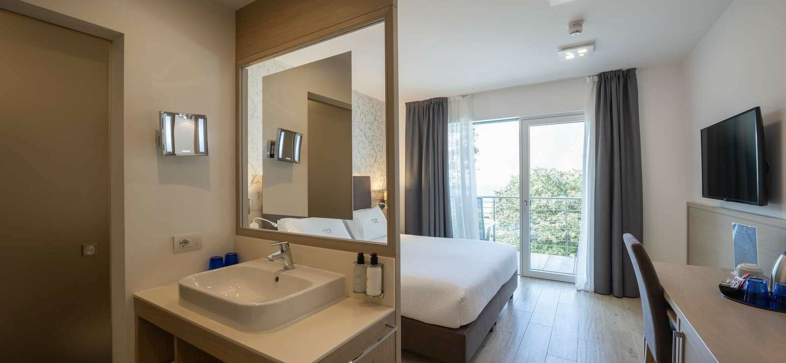 Deluxe Room with Balcony and Lake View