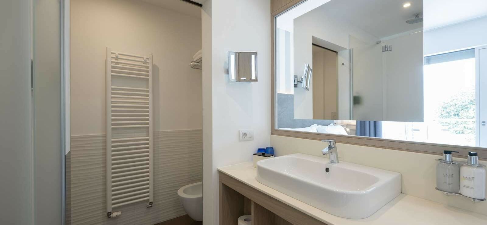 Deluxe Room with Balcony and Lake View