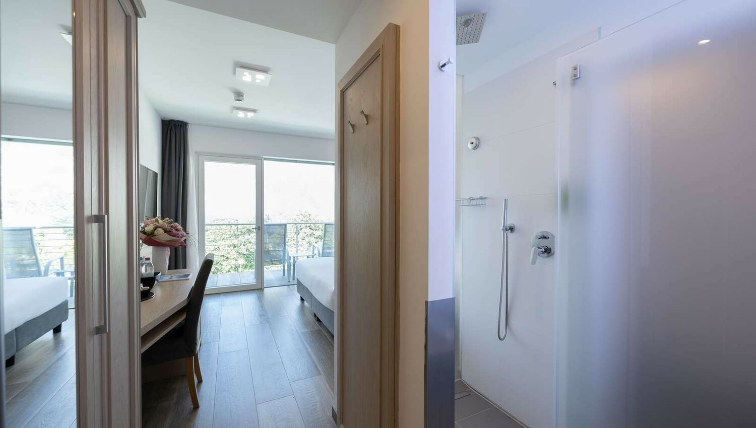 Deluxe Room with Balcony and Lake View - Deluxe Room with Balcony and Lake View