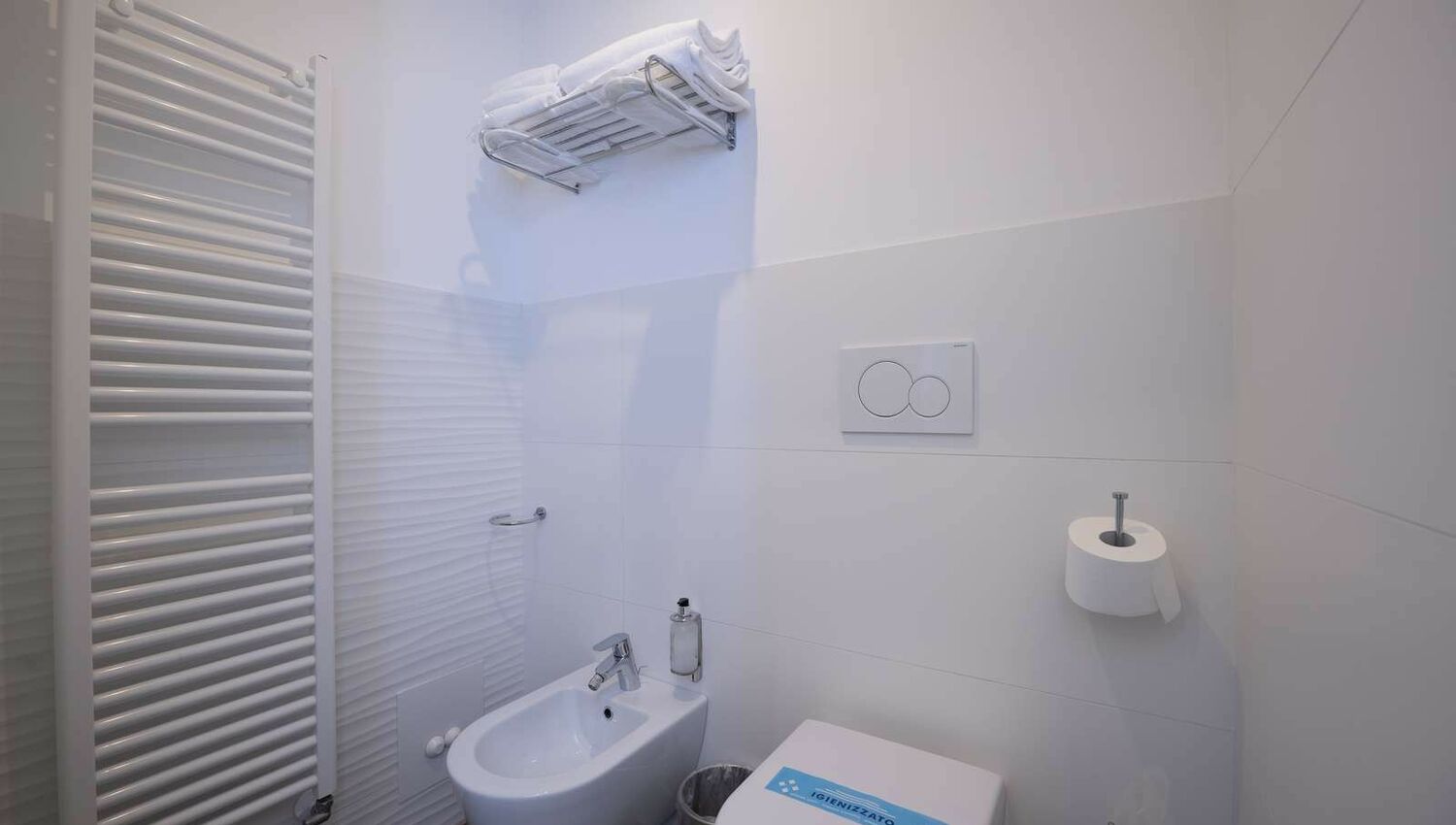 Deluxe Room with Balcony and Lake View - Deluxe Room with Balcony and Lake View