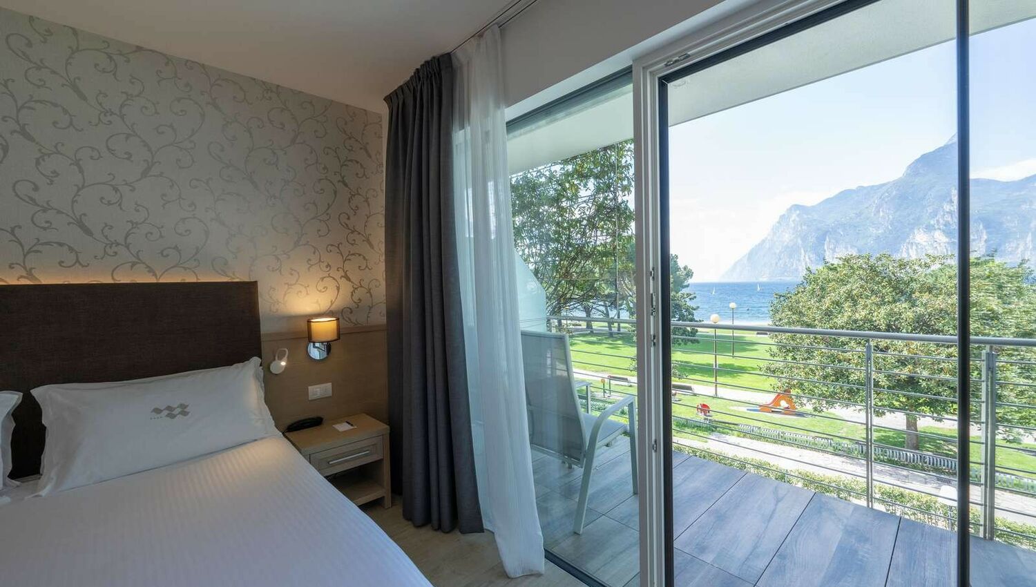Deluxe Room with Balcony and Lake View - Deluxe Room with Balcony and Lake View