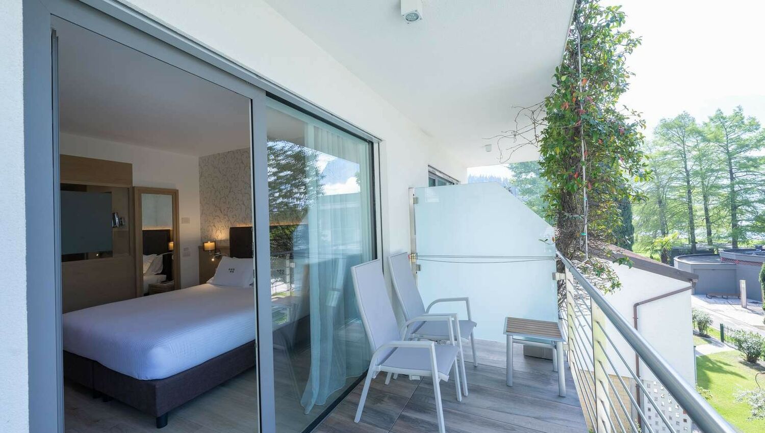Deluxe Room with Balcony and Lake View - Deluxe Room with Balcony and Lake View