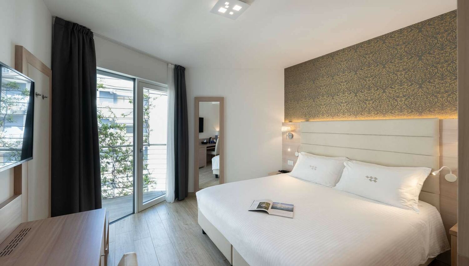 Comfort Room with balcony and partial lake view - Comfort Room with balcony and partial lake view
