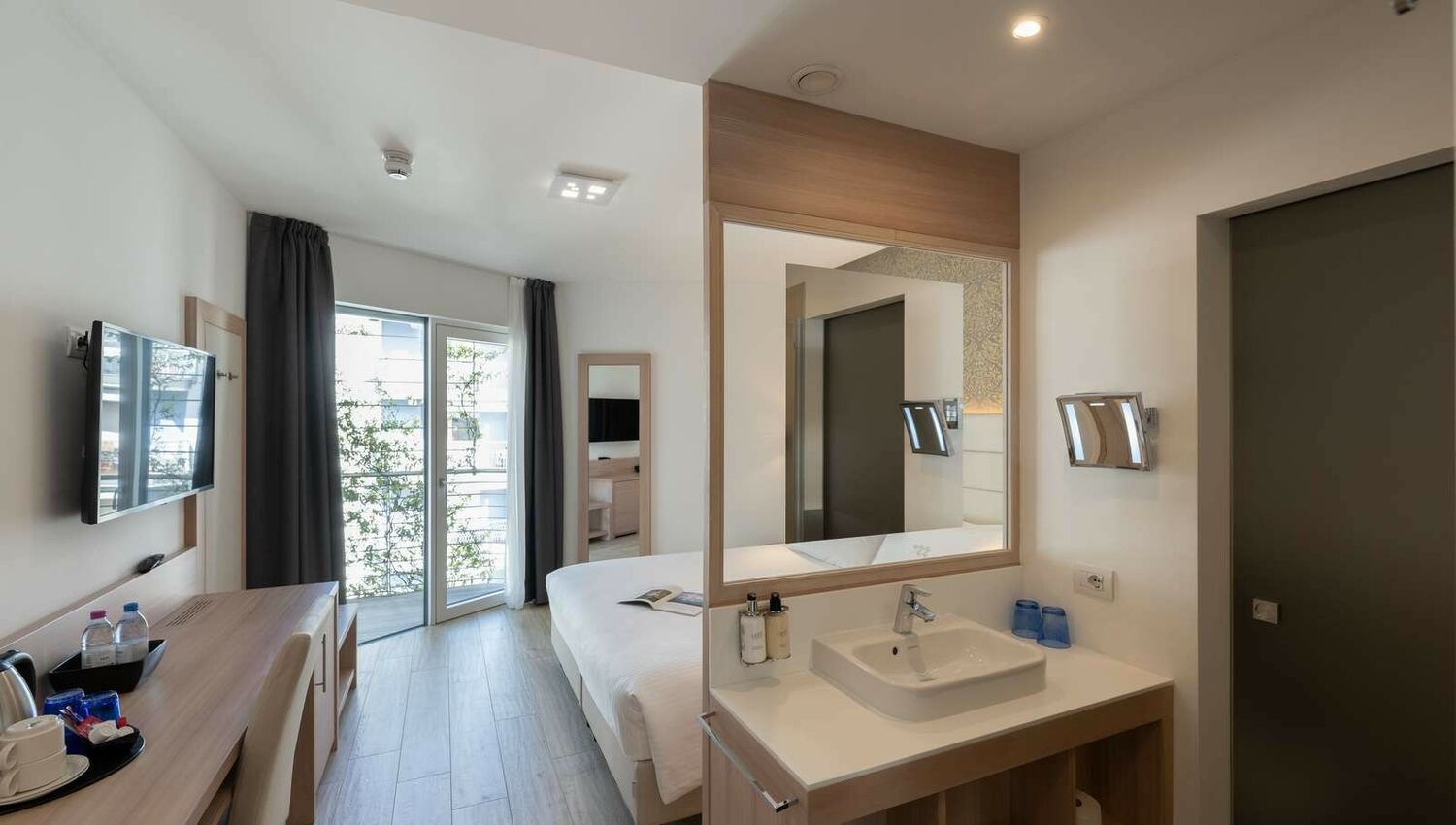 Comfort Room with balcony and partial lake view - Comfort Room with balcony and partial lake view