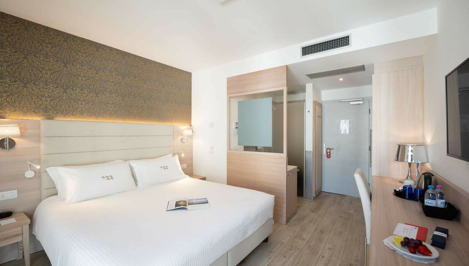 Comfort Room with balcony and partial lake view - Comfort Room with balcony and partial lake view