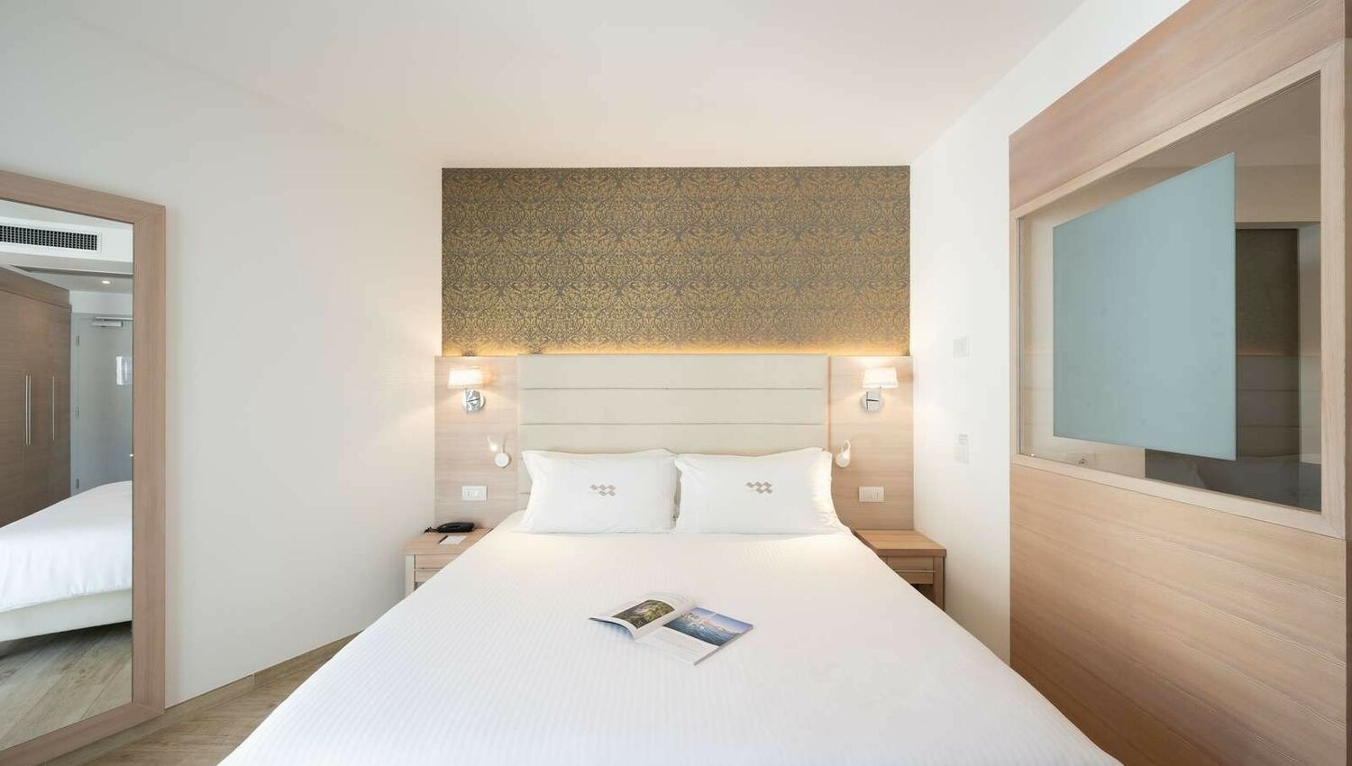 Comfort Room with balcony and partial lake view - Comfort Room with balcony and partial lake view