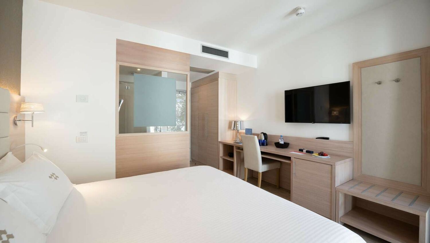 Comfort Room with balcony and partial lake view - Comfort Room with balcony and partial lake view