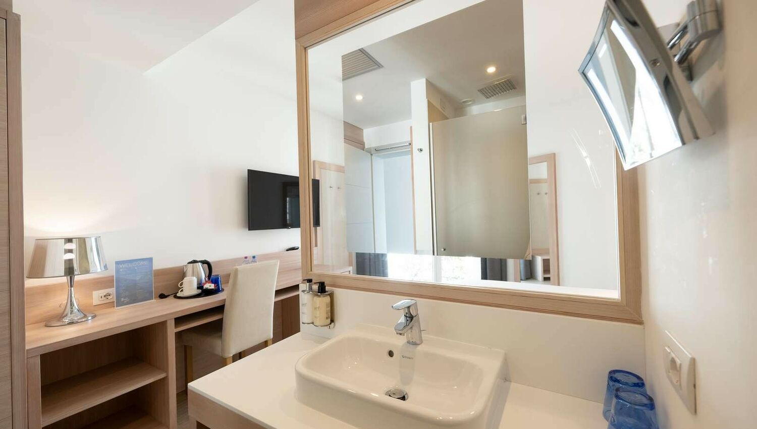 Comfort Room with balcony and partial lake view - Comfort Room with balcony and partial lake view