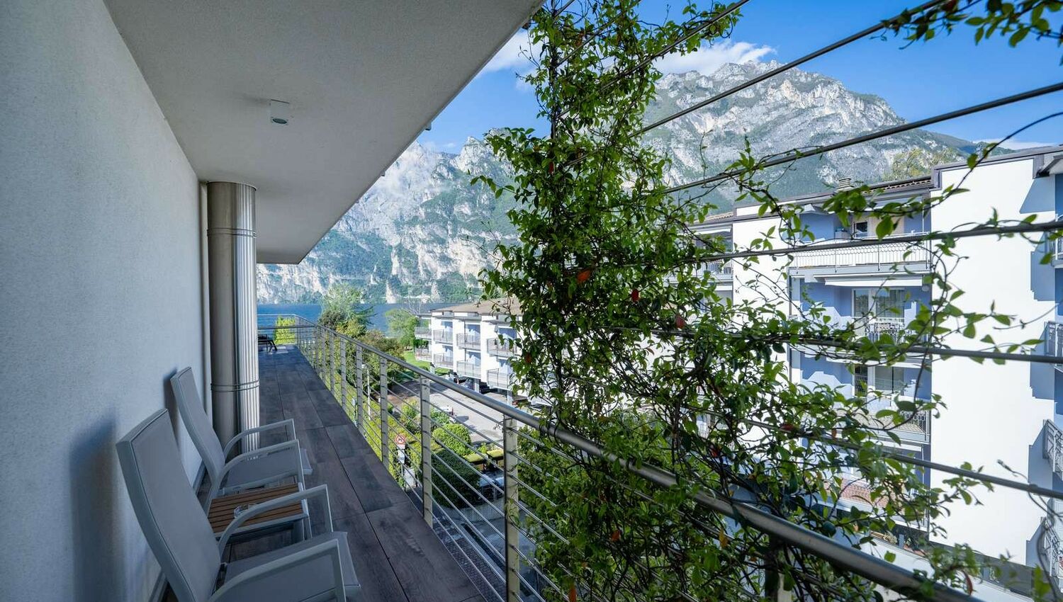 Comfort Room with balcony and partial lake view - Comfort Room with balcony and partial lake view