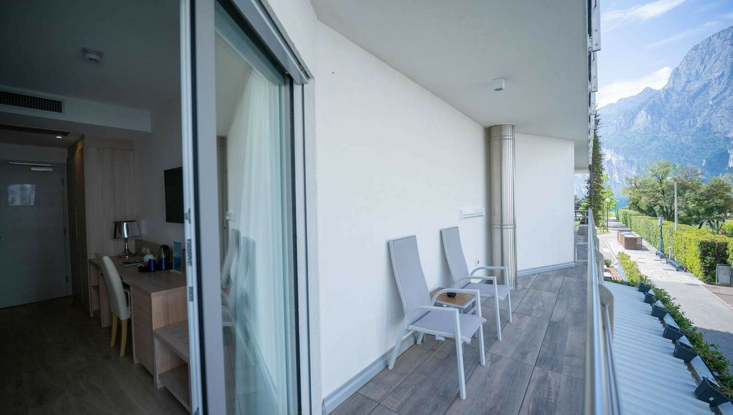 Comfort Room with balcony and partial lake view - Comfort Room with balcony and partial lake view